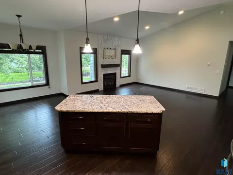 2420 E Baxter Cir, Sioux Falls, SD 57108 photo 4