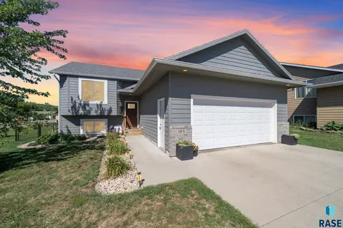 104 Dakota Cir, Valley Springs, SD 57068