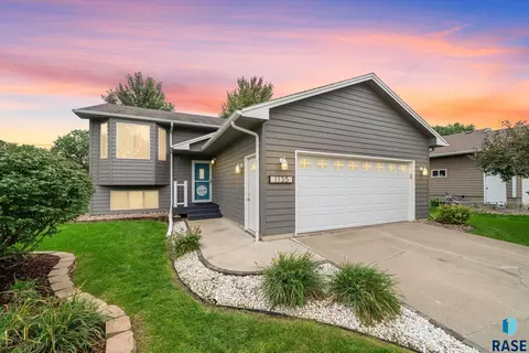 1135 Sunset Dr, Beresford, SD 57004