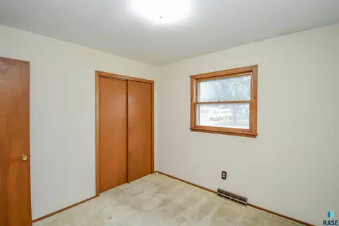 Bedroom - 2409 E 17th St, Sioux Falls, SD 57103 photo 9 of 12