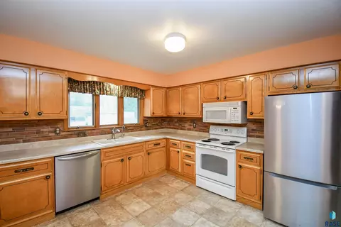 Kitchen - 2409 E 17th St, Sioux Falls, SD 57103 photo 2 of 3