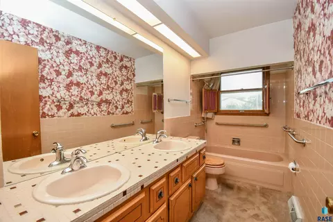 Bath - 2409 E 17th St, Sioux Falls, SD 57103 photo 1 of 2