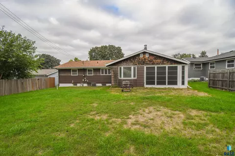 Exterior - 2409 E 17th St, Sioux Falls, SD 57103 photo 3 of 6