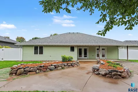 Exterior - 828 E 70th St, Sioux Falls, SD 57108 photo 4 of 9