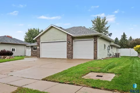 Exterior - 828 E 70th St, Sioux Falls, SD 57108 photo 2 of 9
