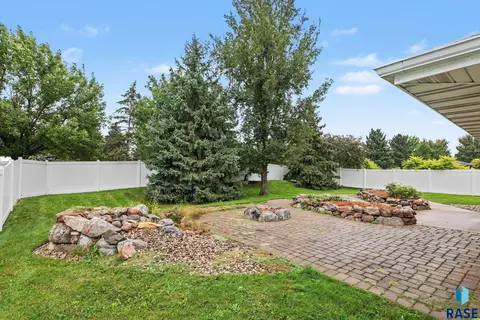 Exterior - 828 E 70th St, Sioux Falls, SD 57108 photo 6 of 9