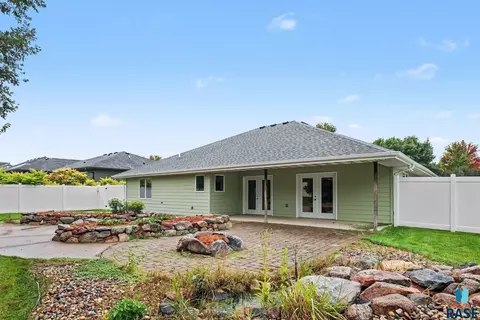 Exterior - 828 E 70th St, Sioux Falls, SD 57108 photo 5 of 9