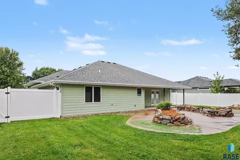 Exterior - 828 E 70th St, Sioux Falls, SD 57108 photo 3 of 9