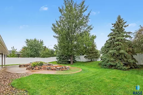 Exterior - 828 E 70th St, Sioux Falls, SD 57108 photo 8 of 9