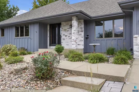 Exterior - 2700 E 33rd St, Sioux Falls, SD 57103 photo 2 of 5