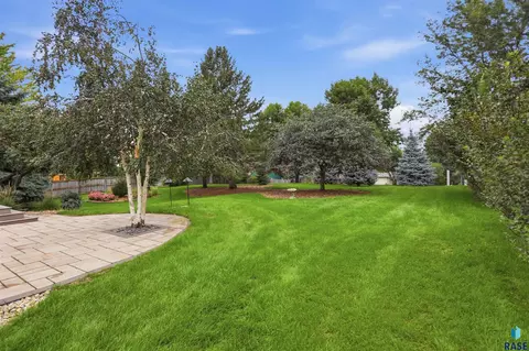 Exterior - 2700 E 33rd St, Sioux Falls, SD 57103 photo 3 of 5