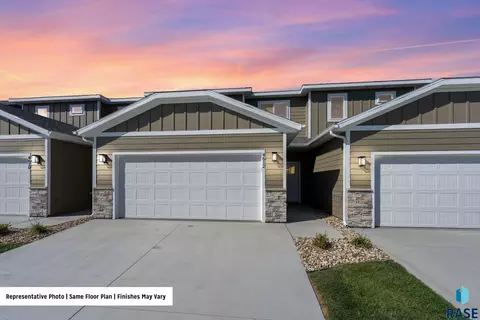 4614 E Whisper Ridge Pl, Sioux Falls, SD 57108