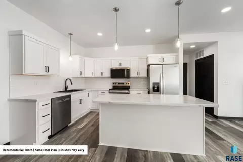 Kitchen - 4616 E Whisper Ridge Pl, Sioux Falls, SD 57108 photo 3 of 5