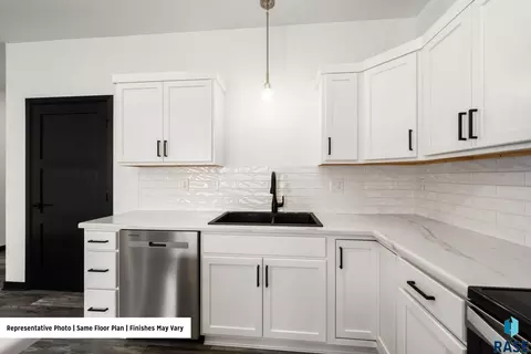 Kitchen - 4616 E Whisper Ridge Pl, Sioux Falls, SD 57108 photo 4 of 5