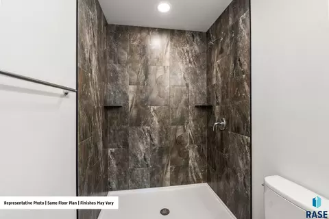 Bath - 4616 E Whisper Ridge Pl, Sioux Falls, SD 57108 photo 4 of 7