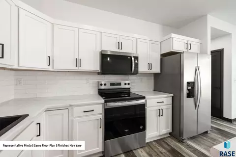 Kitchen - 4616 E Whisper Ridge Pl, Sioux Falls, SD 57108 photo 2 of 5