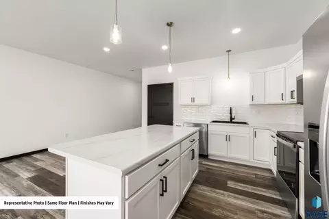Kitchen - 4616 E Whisper Ridge Pl, Sioux Falls, SD 57108 photo 5 of 5