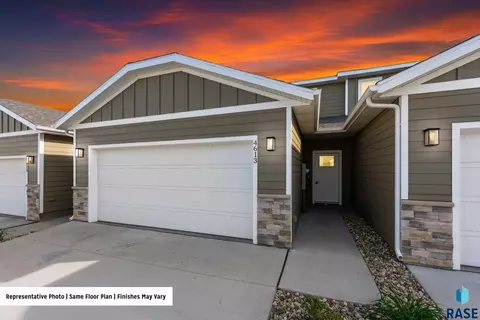 4615 E Whisper Ridge Pl, Sioux Falls, SD 57108