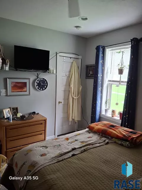 Bedroom - 504 W Ash St, Parkston, SD 57366 photo 3 of 7