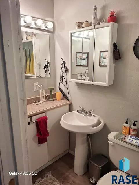 Bath - 504 W Ash St, Parkston, SD 57366 photo 1 of 3