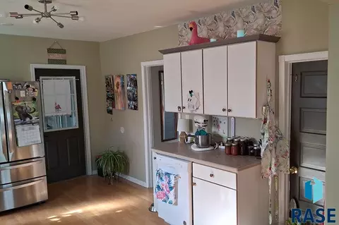 Kitchen - 504 W Ash St, Parkston, SD 57366 photo 2 of 3