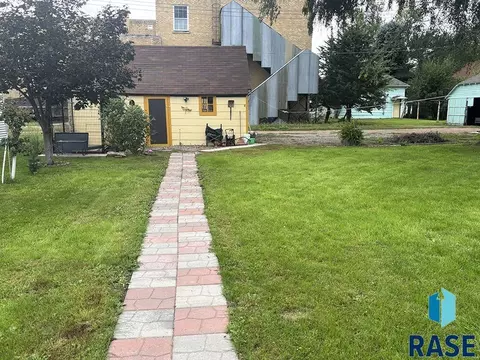 Exterior - 504 W Ash St, Parkston, SD 57366 photo 2 of 6