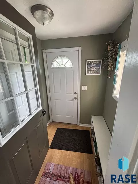 Entry Way - 504 W Ash St, Parkston, SD 57366 photo 2 of 3