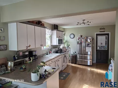 Kitchen - 504 W Ash St, Parkston, SD 57366 photo 1 of 3
