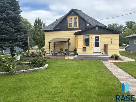 Exterior - 504 W Ash St, Parkston, SD 57366 photo 1 of 6