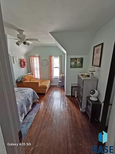 Bedroom - 504 W Ash St, Parkston, SD 57366 photo 5 of 7