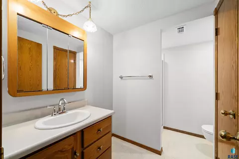 Bath - 25788 Packard Ln, Renner, SD 57055 photo 3 of 4