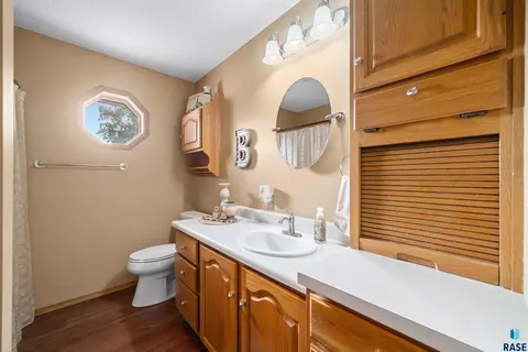 Bath - 25788 Packard Ln, Renner, SD 57055 photo 1 of 4