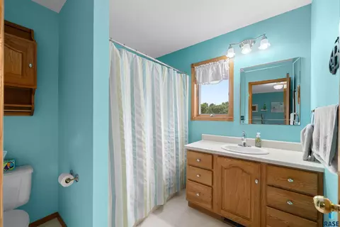 Bath - 25788 Packard Ln, Renner, SD 57055 photo 2 of 4
