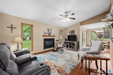 Living - 25788 Packard Ln, Renner, SD 57055 photo 2 of 4