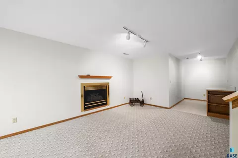 Living - 25788 Packard Ln, Renner, SD 57055 photo 4 of 4