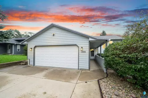 1305 E Old Hickory Pl, Sioux Falls, SD 57104