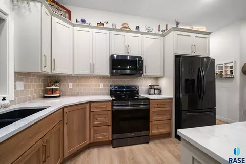 Kitchen - 25641 Sherdean Trl, Renner, SD 57055 photo 4 of 4