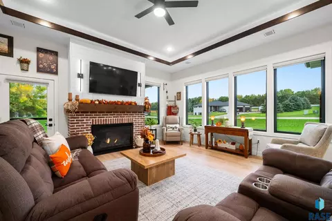 Living - 25641 Sherdean Trl, Renner, SD 57055 photo 2 of 6