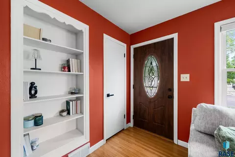 Entry Way - 112 E 41st St, Sioux Falls, SD 57105 photo 1 of 3
