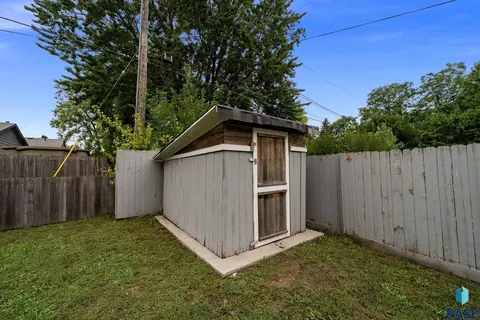 Exterior - 112 E 41st St, Sioux Falls, SD 57105 photo 4 of 6