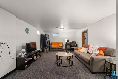 Living - 112 E 41st St, Sioux Falls, SD 57105 photo 3 of 4