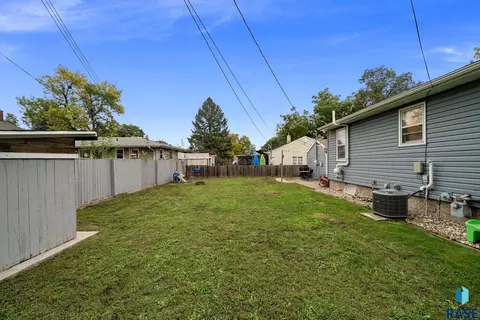 Exterior - 112 E 41st St, Sioux Falls, SD 57105 photo 5 of 6