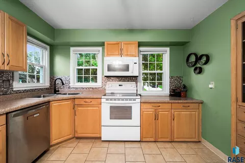 Kitchen - 112 E 41st St, Sioux Falls, SD 57105 photo 3 of 3