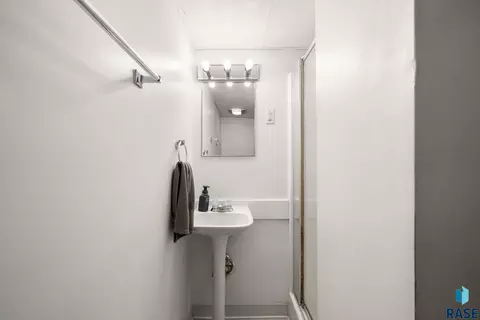 Bath - 112 E 41st St, Sioux Falls, SD 57105 photo 3 of 3