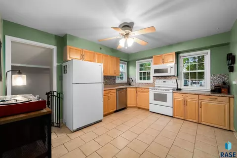 Kitchen - 112 E 41st St, Sioux Falls, SD 57105 photo 1 of 3