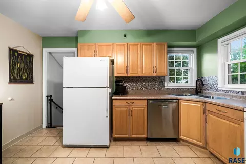 Kitchen - 112 E 41st St, Sioux Falls, SD 57105 photo 2 of 3