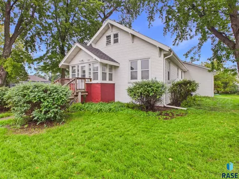 120 W 3rd Ave, Lennox, SD 57039