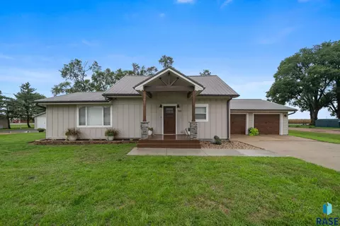 551 N 6th Ave, Canistota, SD 57012