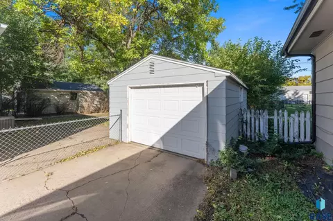 Exterior - 3208 S Phillips Ave, Sioux Falls, SD 57105 photo 5 of 13