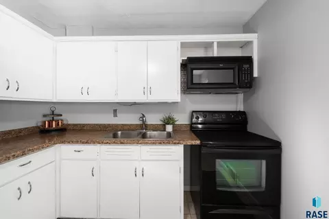 Kitchen - 3208 S Phillips Ave, Sioux Falls, SD 57105 photo 3 of 4